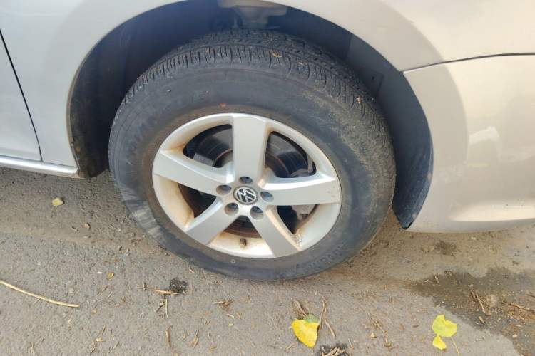 Used Volkswagen Bora 2012 1.6L Manual Fashion Edition Right Front Wheel Hub