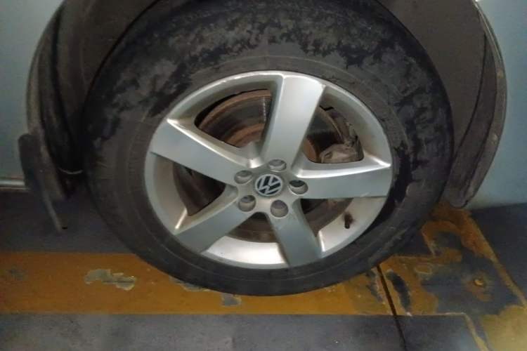 Used Volkswagen Bora 2012 1.6L Manual Fashion Edition Right Front Wheel Hub