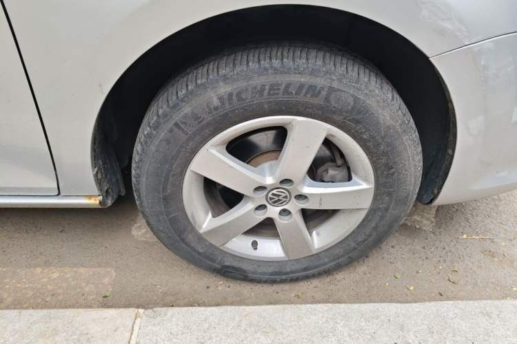 Used Volkswagen Bora 2012 1.6L Automatic Fashion Edition Right Front Wheel Hub