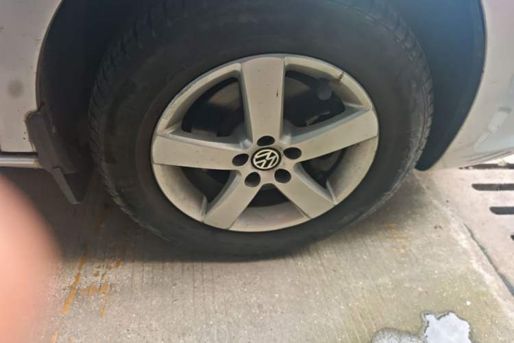 Used Volkswagen Bora 2012 1.6L Manual Fashion Edition Right Front Wheel Hub