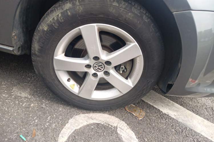 Used Volkswagen Bora 2012 1.6L Automatic Fashion Edition Right Front Wheel Hub