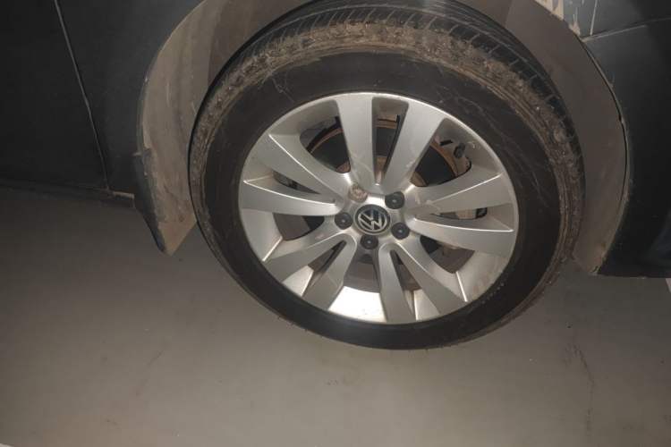 Used Volkswagen Bora 2012 1.4T Automatic Comfort Edition Right Front Wheel Hub