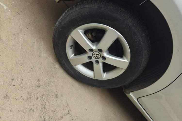 Used Volkswagen Bora 2012 1.6L Automatic Fashion Edition Right Front Wheel Hub