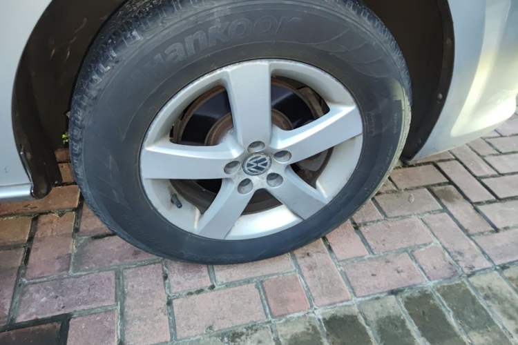 Used Volkswagen Bora 2012 1.6L Manual Fashion Edition Right Front Wheel Hub
