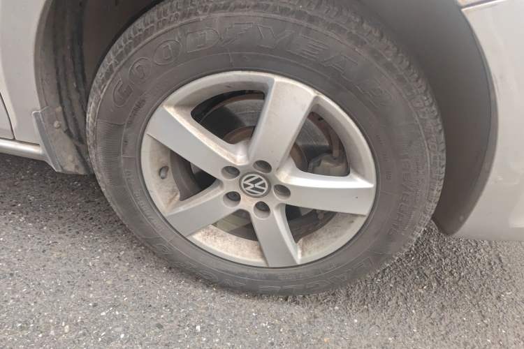 Used Volkswagen Bora 2012 1.6L Manual Fashion Edition Right Front Wheel Hub