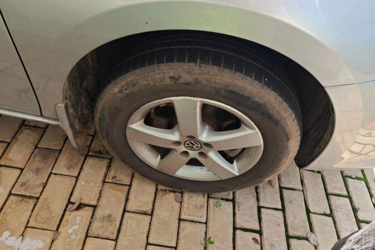 Used Volkswagen Bora 2012 1.6L Manual Fashion Edition Right Front Wheel Hub