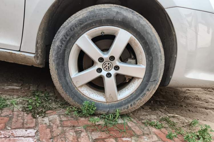 Used Volkswagen Bora 2012 1.6L Manual Fashion Edition Right Front Wheel Hub
