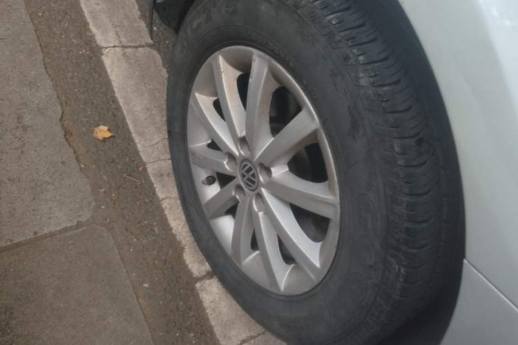 Used Volkswagen Bora 2012 1.6L Automatic Comfort Edition Right Front Wheel Hub