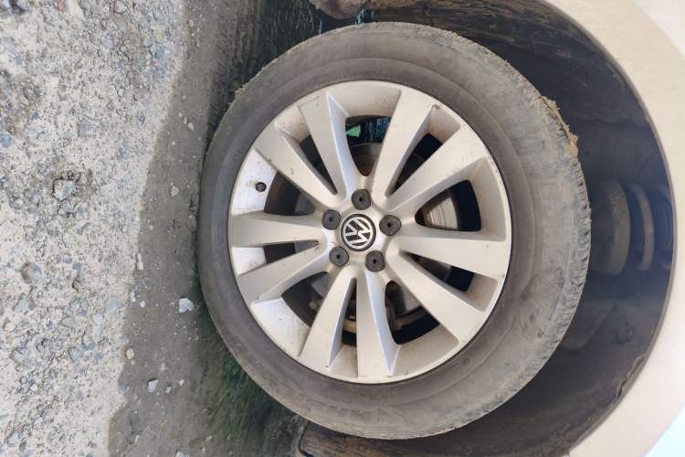 Used Volkswagen Bora 2012 1.6L Manual Stylish & Great Value Edition Right Front Wheel Hub