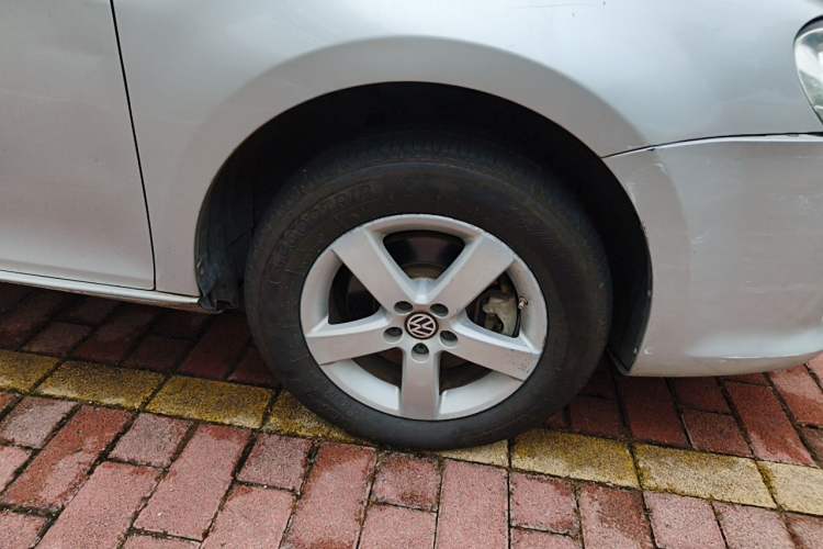 Used Volkswagen Bora 2012 1.6L Automatic Fashion Edition Right Front Wheel Hub