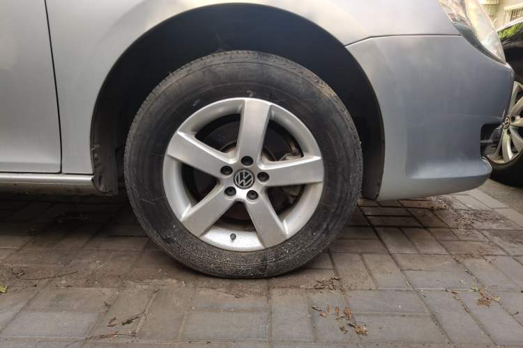 Used Volkswagen Bora 2012 1.6L Manual Fashion Edition Right Front Wheel Hub