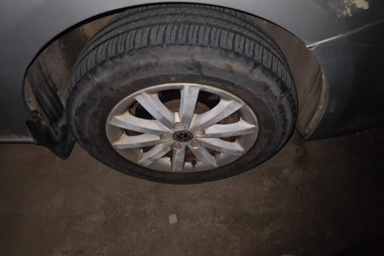 Used Volkswagen Bora 2012 1.6L Automatic Comfort Edition Right Front Wheel Hub
