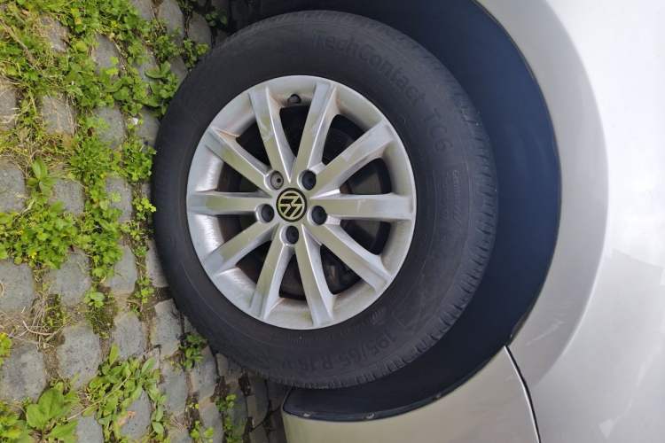 Used Volkswagen Bora 2012 1.6L Automatic Comfort Edition Right Front Wheel Hub