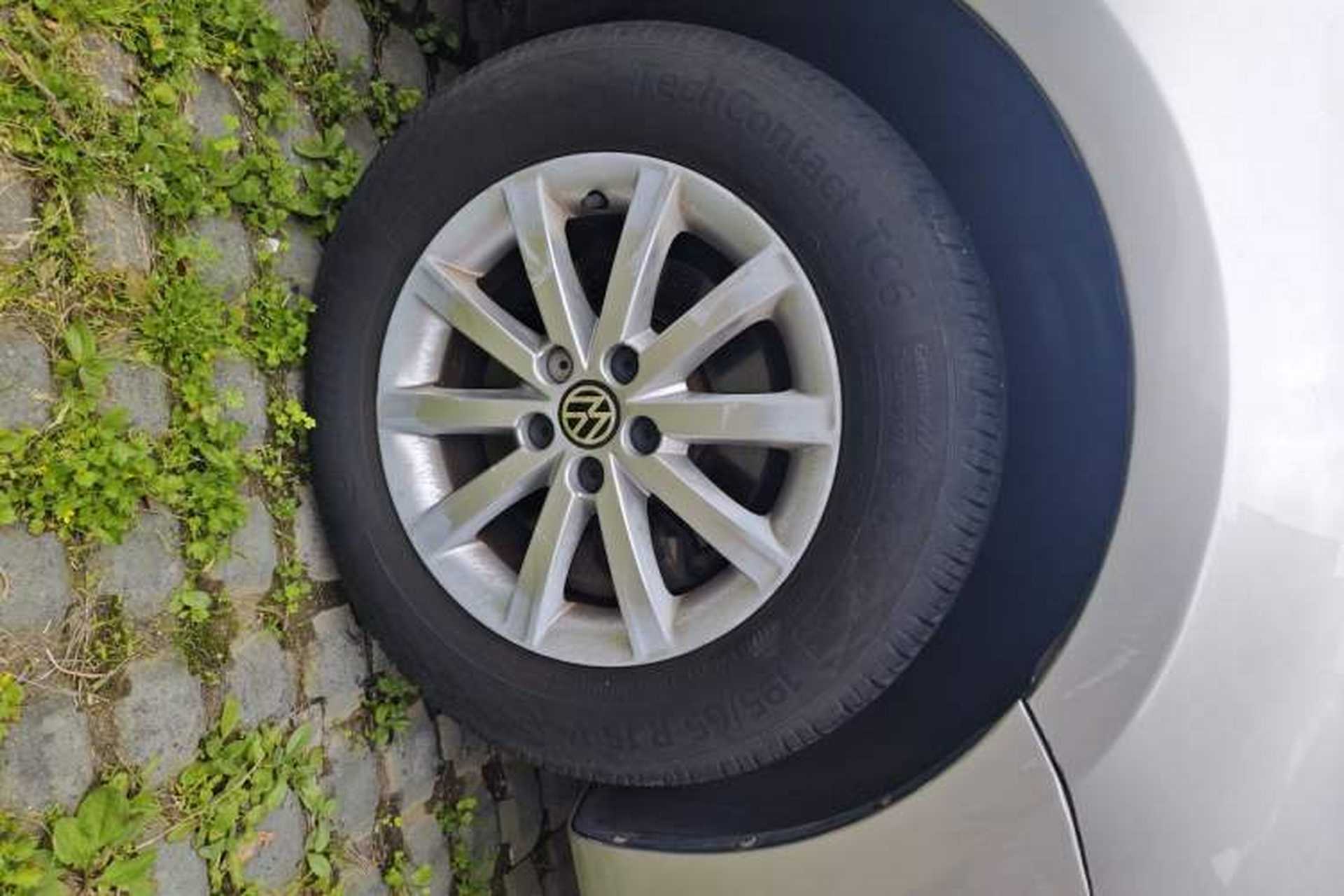 Used Volkswagen Bora 2012 1.6L Automatic Comfort Edition Right Front Wheel Hub