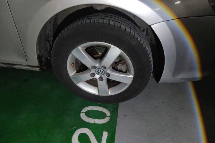 Used Volkswagen Bora 2012 1.6L Automatic Fashion Edition Right Front Wheel Hub