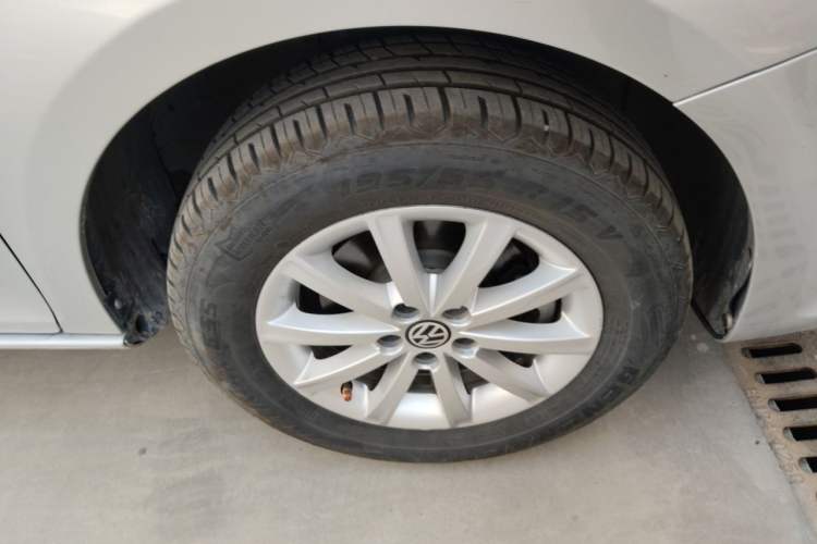 Used Volkswagen Bora 2012 1.6L Manual Comfort Model Right Front Wheel Hub