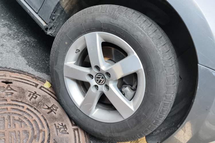 Used Volkswagen Bora 2012 1.6L Automatic Fashion Edition Right Front Wheel Hub