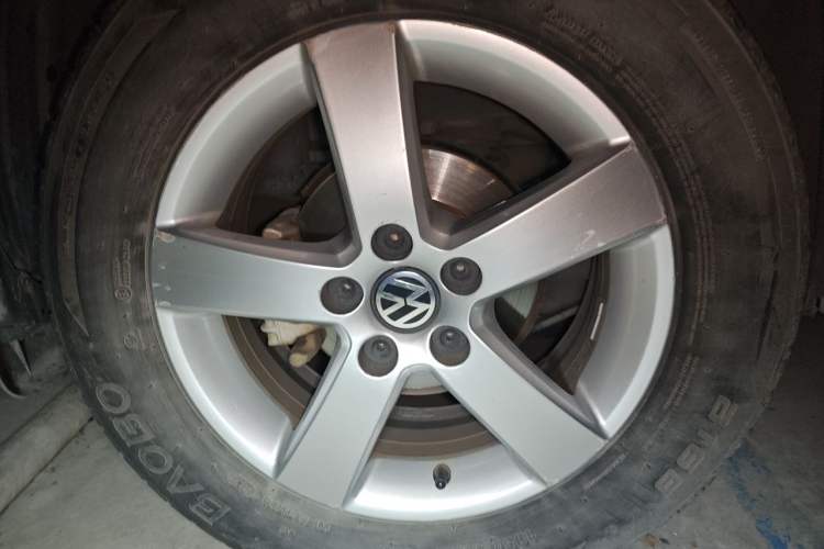 Used Volkswagen Bora 2012 1.6L Automatic Fashion Edition Right Front Wheel Hub