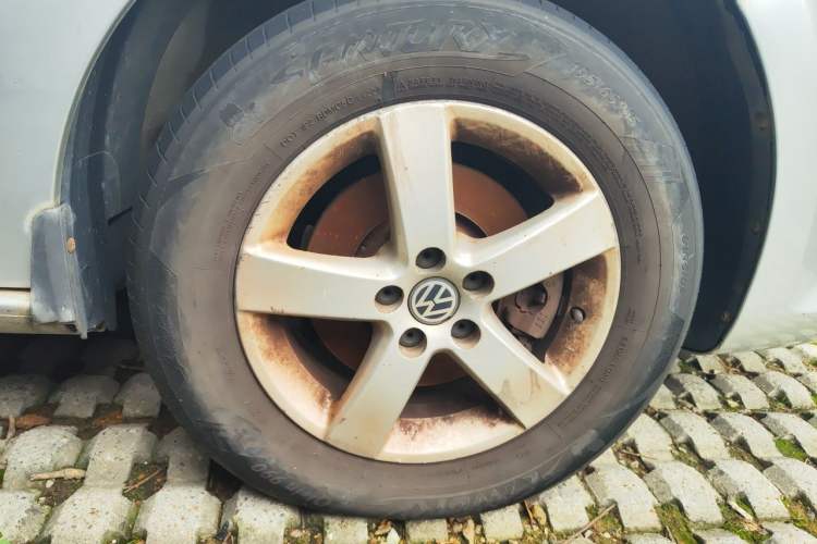 Used Volkswagen Bora 2012 1.6L Automatic Fashion Edition Right Front Wheel Hub