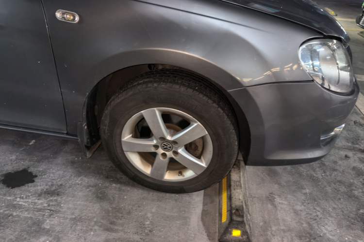 Used Volkswagen Bora 2012 1.6L Automatic Fashion Edition Right Front Wheel Hub