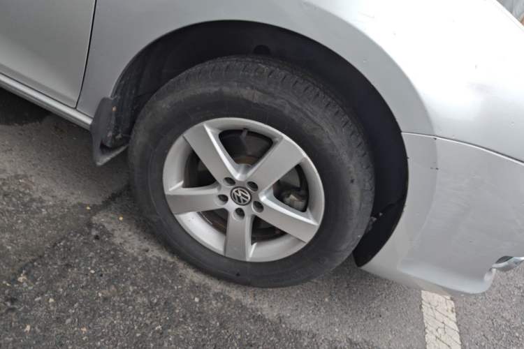 Used Volkswagen Bora 2012 1.6L Automatic Fashion Edition Right Front Wheel Hub