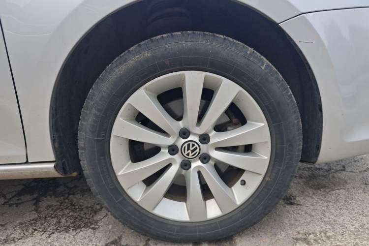 Used Volkswagen Bora 2012 1.6L Automatic Fashion Value Edition Right Front Wheel Hub