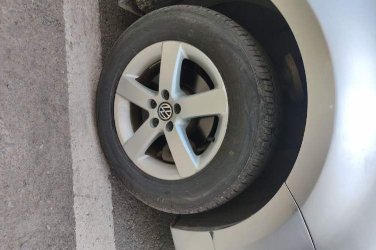 Used Volkswagen Bora 2012 1.6L Manual Fashion Edition Right Front Wheel Hub