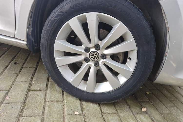 Used Volkswagen Bora 2012 1.6L Automatic Fashion Value Edition Right Front Wheel Hub