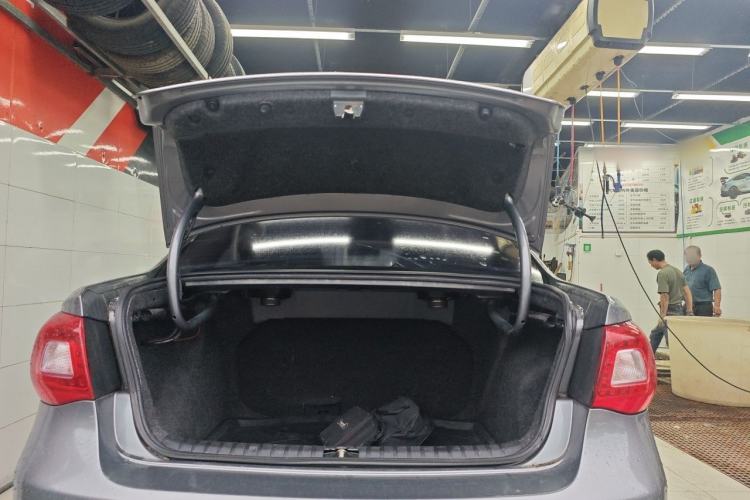 Used Volkswagen Bora 2012 1.6L Automatic Fashion Edition Trunk