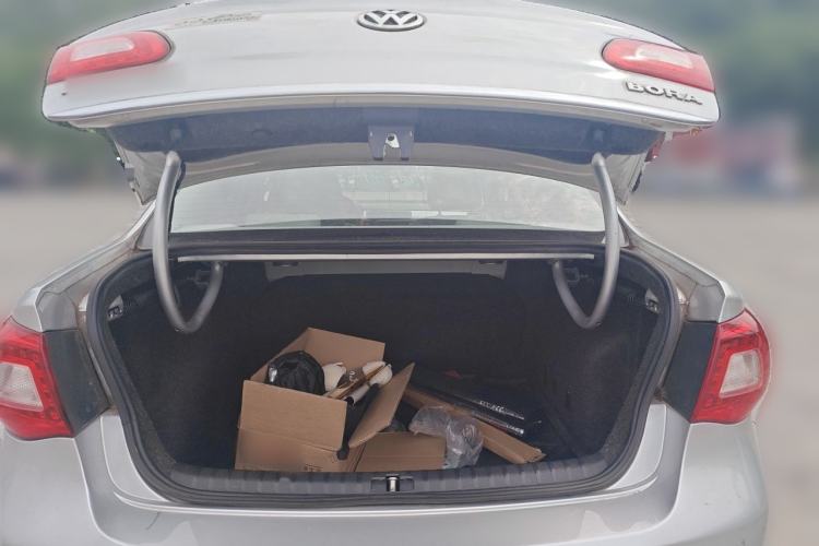 Used Volkswagen Bora 2012 1.6L Automatic Fashion Edition Trunk