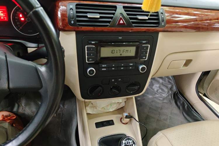 Used Volkswagen Bora 2012 1.6L Manual Fashion Edition Audio And AC Panel