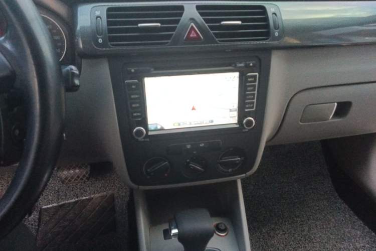 Used Volkswagen Bora 2012 1.6L Automatic Fashion Edition Audio And AC Panel