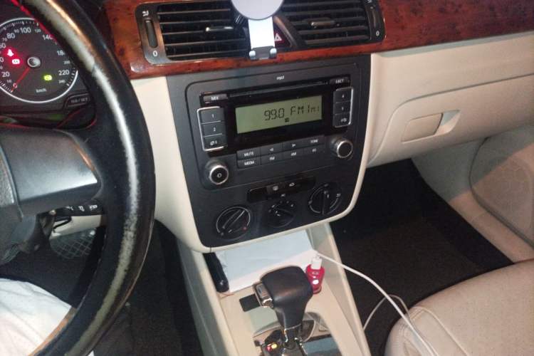 Used Volkswagen Bora 2012 1.6L Automatic Comfort Edition Audio And AC Panel