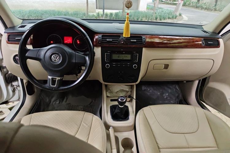 Used Volkswagen Bora 2012 1.6L Manual Fashion Edition Center Console