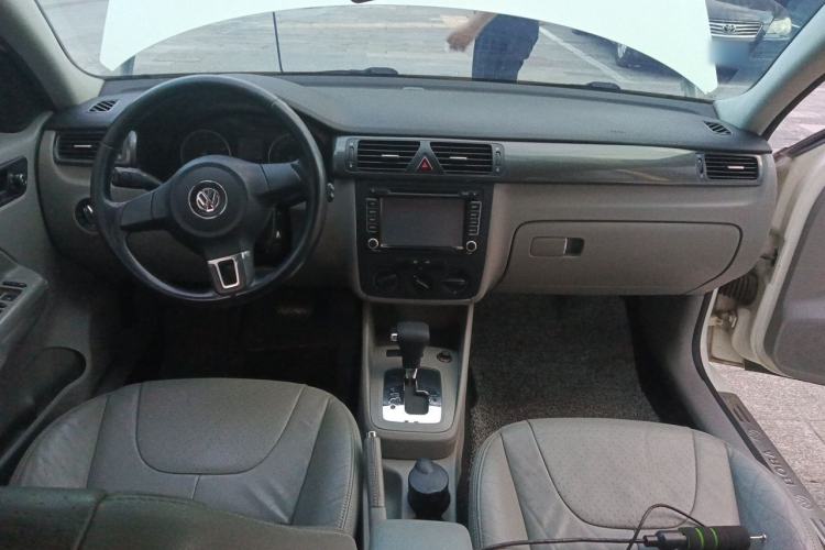 Used Volkswagen Bora 2012 1.6L Automatic Fashion Edition Center Console