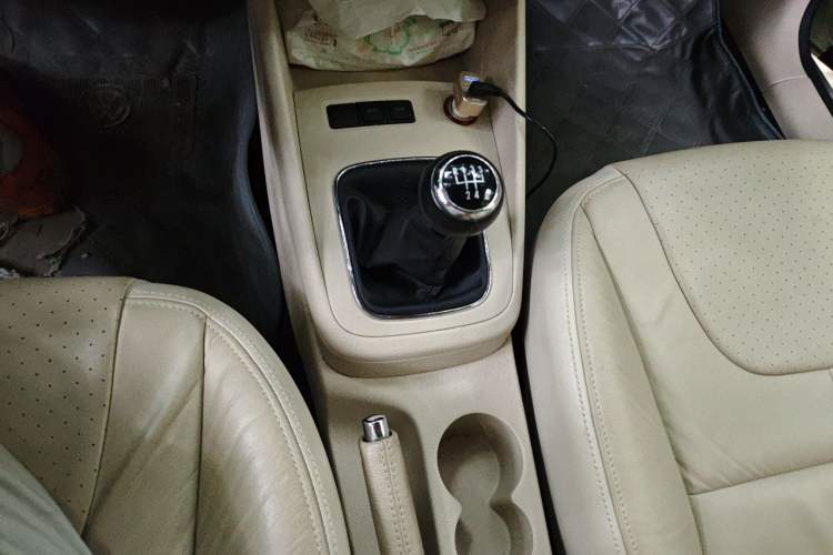 Used Volkswagen Bora 2012 1.6L Manual Fashion Edition Gear Lever