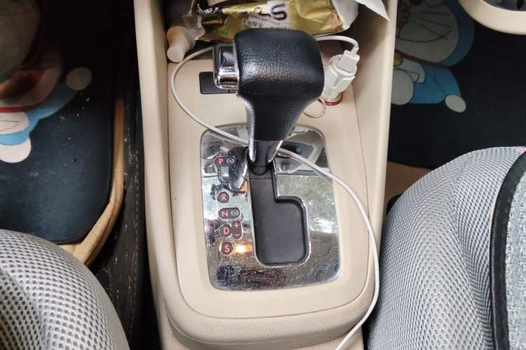 Used Volkswagen Bora 2012 1.6L Automatic Fashion Edition Gear Lever
