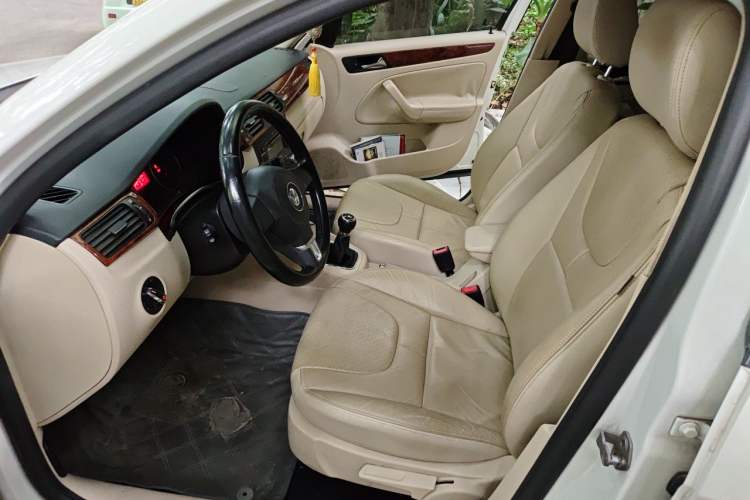 Used Volkswagen Bora 2012 1.6L Manual Fashion Edition Left Front Seat