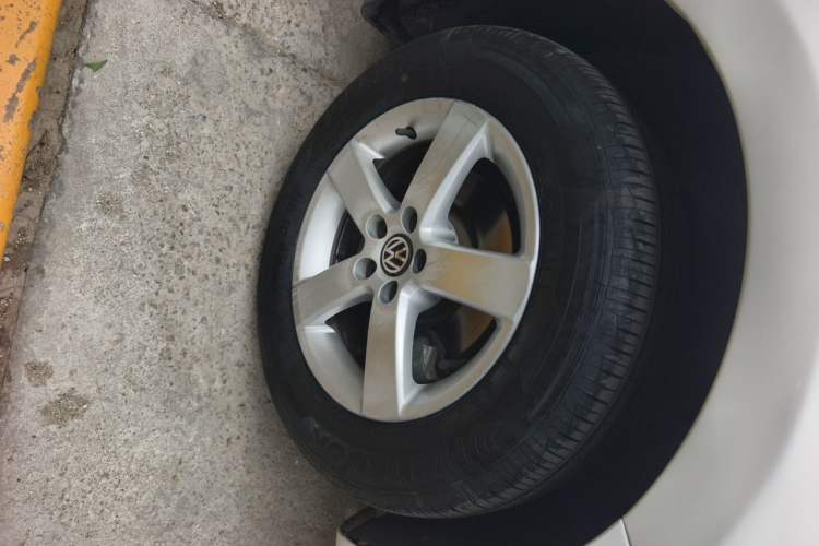 Used Volkswagen Bora 2012 1.6L Automatic Fashion Edition Right Front Wheel Hub