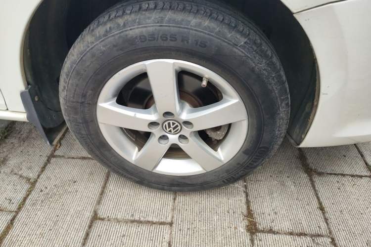 Used Volkswagen Bora 2012 1.6L Manual Fashion Edition Right Front Wheel Hub