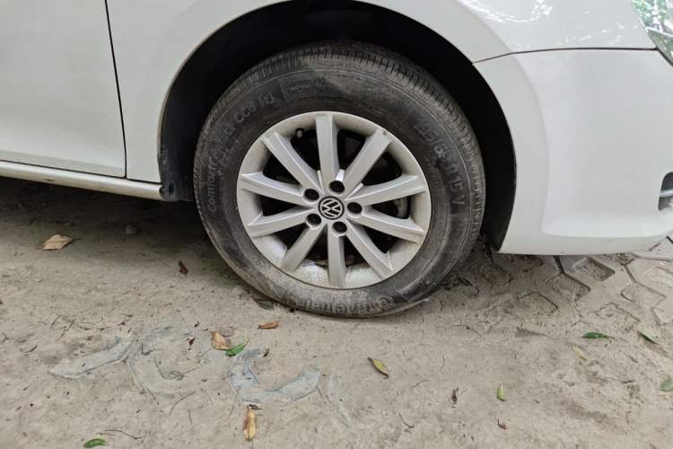 Used Volkswagen Bora 2012 1.6L Manual Fashion Edition Right Front Wheel Hub