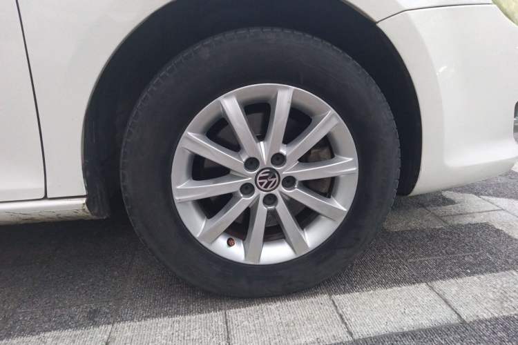 Used Volkswagen Bora 2012 1.6L Automatic Fashion Edition Right Front Wheel Hub
