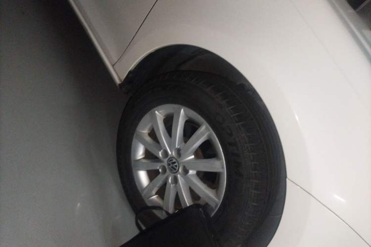 Used Volkswagen Bora 2012 1.6L Automatic Comfort Edition Right Front Wheel Hub