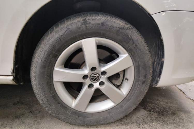 Used Volkswagen Bora 2012 1.6L Automatic Fashion Edition Right Front Wheel Hub