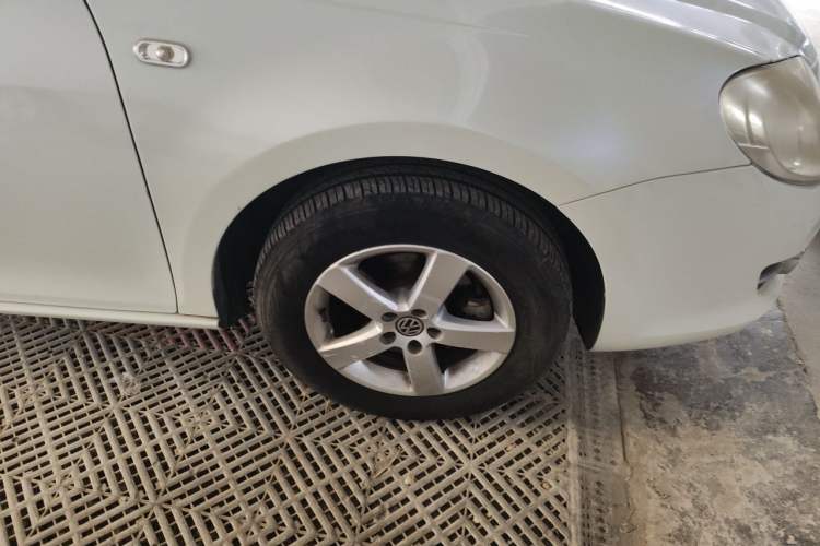 Used Volkswagen Bora 2012 1.6L Automatic Fashion Edition Right Front Wheel Hub
