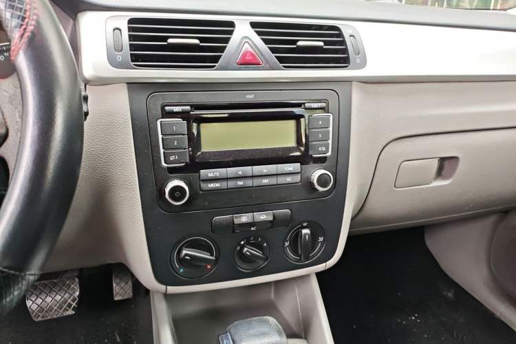 Used Volkswagen Bora 2012 1.6L Automatic Fashion Edition Audio And AC Panel