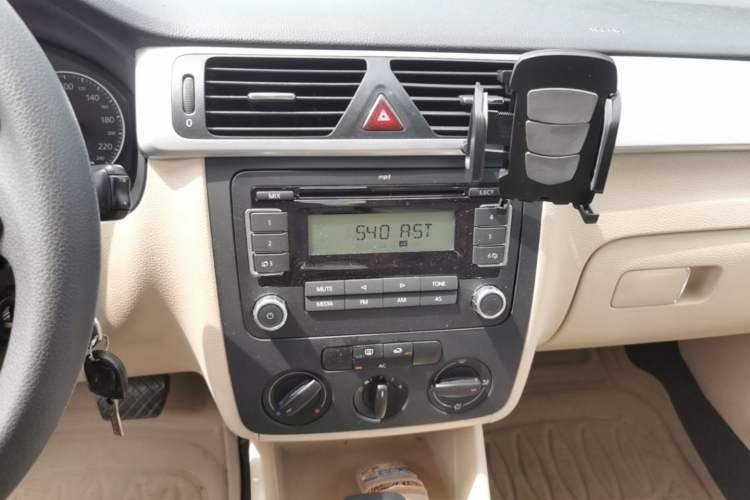 Used Volkswagen Bora 2012 1.6L Automatic Fashion Edition Audio And AC Panel