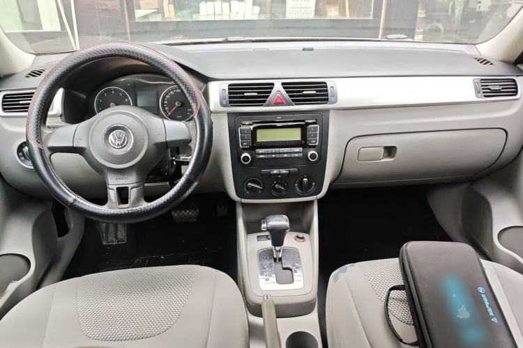 Used Volkswagen Bora 2012 1.6L Automatic Fashion Edition Center Console