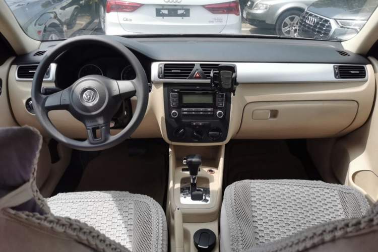 Used Volkswagen Bora 2012 1.6L Automatic Fashion Edition Center Console