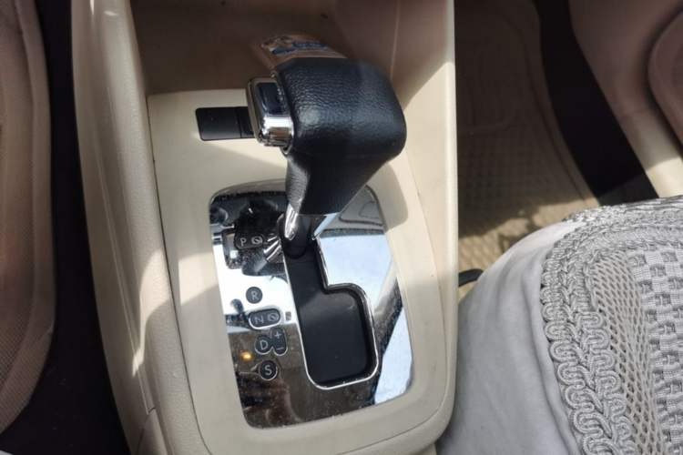 Used Volkswagen Bora 2012 1.6L Automatic Fashion Edition Gear Lever